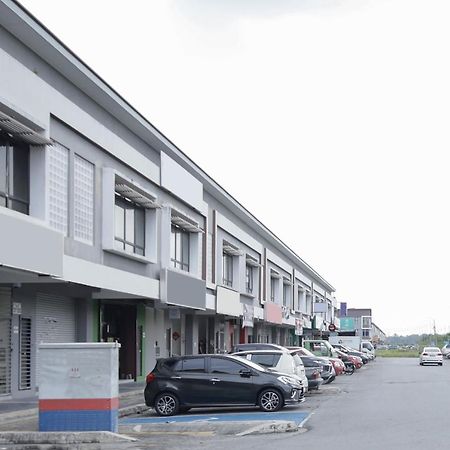 Oyo 90399 Green Home Hotel Syariah Sepang Exterior foto